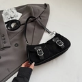 Vintage zwarte halve maan tas in mat suède met dubbele zilveren metalen gespen - Zwart