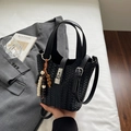 Elegante borsa a secchiello intrecciata nera con chiusura argento e nappina di perle - Nero (Con Ciondolo)