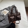 Sac à main en cuir marron foncé texture litchi avec boucles argentées et bandoulière - Marron