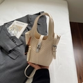 Secchiello intrecciato beige con manico e tracolla esposto su biancheria bianca - Bianco (Con Ciondolo)