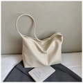 Detalle de bolso de hombro en cuero crema con textura granulada y cremallera - Blanco Roto