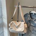 Bolso tote minimalista de nailon color avena con correa ajustable y etiqueta de marca - Blanco Roto