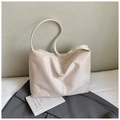 Dettaglio della borsa tote beige in morbida ecopelle con tracolla larga e finitura opaca - Bianco Sporco