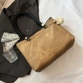 Grand sac cabas marron en similicuir vintage avec poignées noires et charme en peluche - Avec Pendentif / Marron