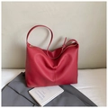 Primer plano de un gran bolso de mano rojo en cuero con patrón de lichi y cremallera metálica - Rojo