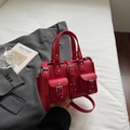 Sac à main chic rouge en similicuir avec boucles argentées et poches frontales - Rouge