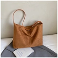 Dettaglio borsa hobo in pelle scamosciata marrone con tracolla in pelle e doppia cucitura - Marrone