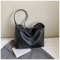 Detalle macro del bolso Hobo de cuero negro con cremallera dorada y textura fina - Negro