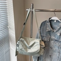 Bolso tote minimalista de nailon verde menta con correa ajustable y detalle de logo - Verde