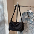 Bolso bandolera minimalista de nailon negro con correa ajustable y detalle de logo - Negro