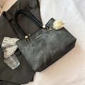 Grand sac cabas en cuir gris foncé avec garnitures dorées et pendentif en peluche chic - Avec Pendentif / Noir