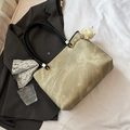 Grand sac cabas kaki avec texture marbre vintage et charmant pompon blanc en peluche - Avec Pendentif / Kaki
