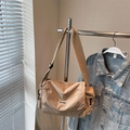 Bolso bandolera minimalista de nailon caqui con correa ajustable y etiqueta de logo - Caqui