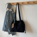Minimalistische schwarze Segeltuch-Beuteltasche mit Holzperlen-Anhänger und Schultergurt - Schwarz mit Anhänger