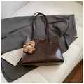 Dunkelbraune Vintage-Tote-Tasche aus Ölwachs-Leder mit Schulterriemen und Bärenanhänger - Kaffee mit Anhänger