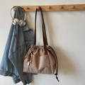 Braune Wildleder-Einkaufstasche mit Kordelzug, Lederriemen und Taschen für den Alltag - Khaki mit Anhänger