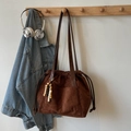 Braune Shopper Tasche aus Wildlederimitat mit Kordelzug, Holzperlen und praktischen Fronttaschen - Kaffee mit Anhänger