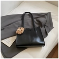 Vintage schwarze Schultertasche aus Kunstleder mit Zierstich und kleinem Bären-Anhänger - Schwarz mit Anhänger