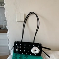 Schwarze gepunktete Samt-Achseltasche mit Herzanhänger und Plüsch-Donut-Accessoire - Schwarz mit Anhänger
