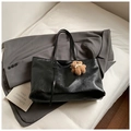 Détail du sac cabas noir en cuir texturé avec un charmant petit ours brun décoratif - Avec Pendentif / Noir