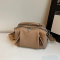Detalle del bolso Boston de cuero caqui con cremallera plateada y correa ancha - Caqui