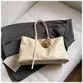 Détail de la texture du sac cabas crème avec son pendentif ours en peluche marron - Avec Pendentif / Blanc