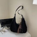 Minimalistische schwarze Hobo-Schultertasche aus Canvas mit dekorativem Bär-Anhänger - Schwarz mit Anhänger