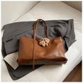 Détail du sac cabas en similicuir marron texturé avec un pendentif ours en peluche doux - Avec Pendentif / Marron