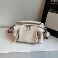 Detalle del bolso Boston blanco roto con textura granulada y acabados metálicos plateados - Blanco Roto