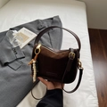 Detailaufnahme der Wildleder- und Ledertexturen an brauner Tasche mit Zierperlen - Kaffeebraun