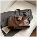 Détail du grand sac cabas marron foncé avec texture cuir et breloque ours en peluche - Avec Pendentif / Marron
