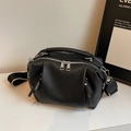 Detalle de bolso Boston de cuero granulado negro con cremalleras plateadas y correa ancha - Negro