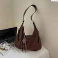 Braune Vintage-Wildleder-Hobo-Tasche mit Leoparden-Herzanhänger und Fransen-Detail - Kaffee mit Anhänger