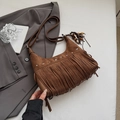 Vintage Hobo-Tasche aus dunkelbraunem Wildleder mit Fransen und Sternen-Nieten - Braun mit Anhänger