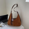Vintage dunkelbraune Wildleder Schultertasche mit Leopardenbär und Quasten-Detail - Braun mit Anhänger