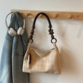 Beige gesteppte Schultertasche mit einzigartigem Holzperlengriff und Logoprägung - Beige Mit Anhänger