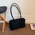 Dettaglio della grande borsa a spalla vintage in pelle scamosciata nera con lacci - Nero