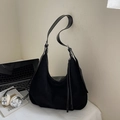 Klassische schwarze Hobo-Tasche aus Wildleder mit verstellbarem Riemen und Quastenverzierung - Schwarz ohne Anhänger