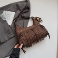 Braune Retro-Fransen-Schultertasche aus Wildleder mit Sternnieten und Boho-Holzperlen - Kaffee mit Anhänger