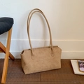 Dettaglio della borsa tote vintage in pelle scamosciata color cammello con spalline sottili - Cachi