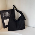 Große schwarze matte Wildleder Hobo-Tasche mit minimalistischem Design und Metallschnalle - Schwarz