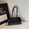 Sac bandoulière baguette noir minimaliste en cuir poli avec une longue poignée élégante - Sans pendentif / Noir