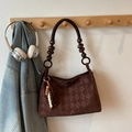 Dunkelbraune Wildleder Schultertasche mit Rautenmuster und exklusivem Holzperlengriff - Kaffee mit Anhänger