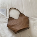 Braune geflochtene Eimertasche mit großem Fassungsvermögen und Lederriemen für den Alltag - Braun