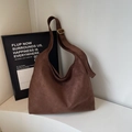 Große kaffeebraune Hobo-Schultertasche in Vintage-Matt-Optik mit goldener Schnalle - Kaffeebraun