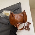 Brown vintage hobo pillow bag in faux leather with adjustable strap for women - Minimalist Without Pendant / Brown