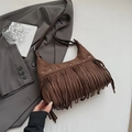 Borsa a spalla marrone in finta pelle scamosciata con borchie a stella e frange - Marrone senza ciondoli