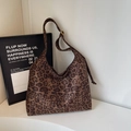 Große Hobo-Schultertasche mit Leopardenmuster, mattem Vintage-Look und viel Stauraum - Leopardenmuster