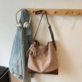 Braune Wildleder-Eimertasche mit Farbmuster, Leder und Plüsch-Anhänger an einem Haken - Mit Anhänger / Khaki