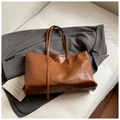 Large capacity caramel brown leather tote bag with shoulder strap for daily commuting - No Pendant / Brown